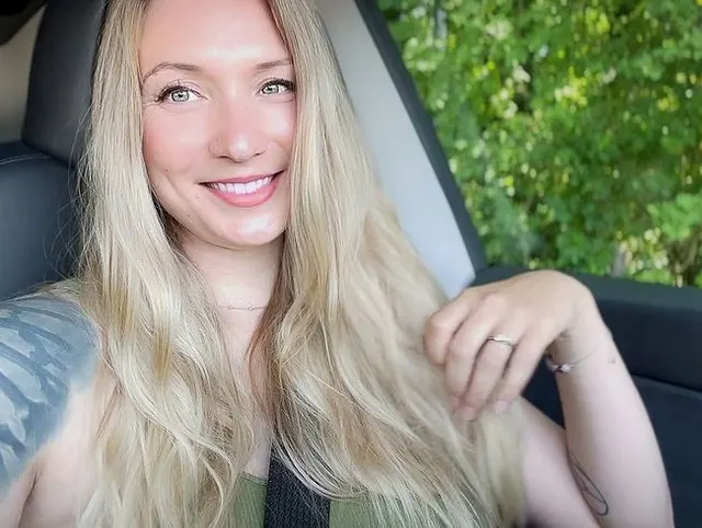 Meine beste Freundin muss warten - vor der Geburtstagsfeier im Auto zum Orgasmus gefingert